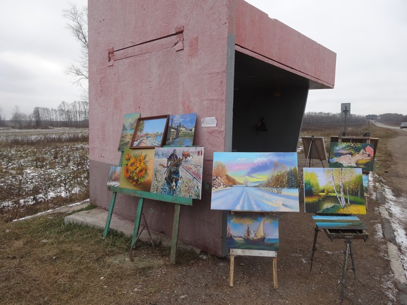 Башкирский художник Сергей Соболев устроил картинную галерею на остановке