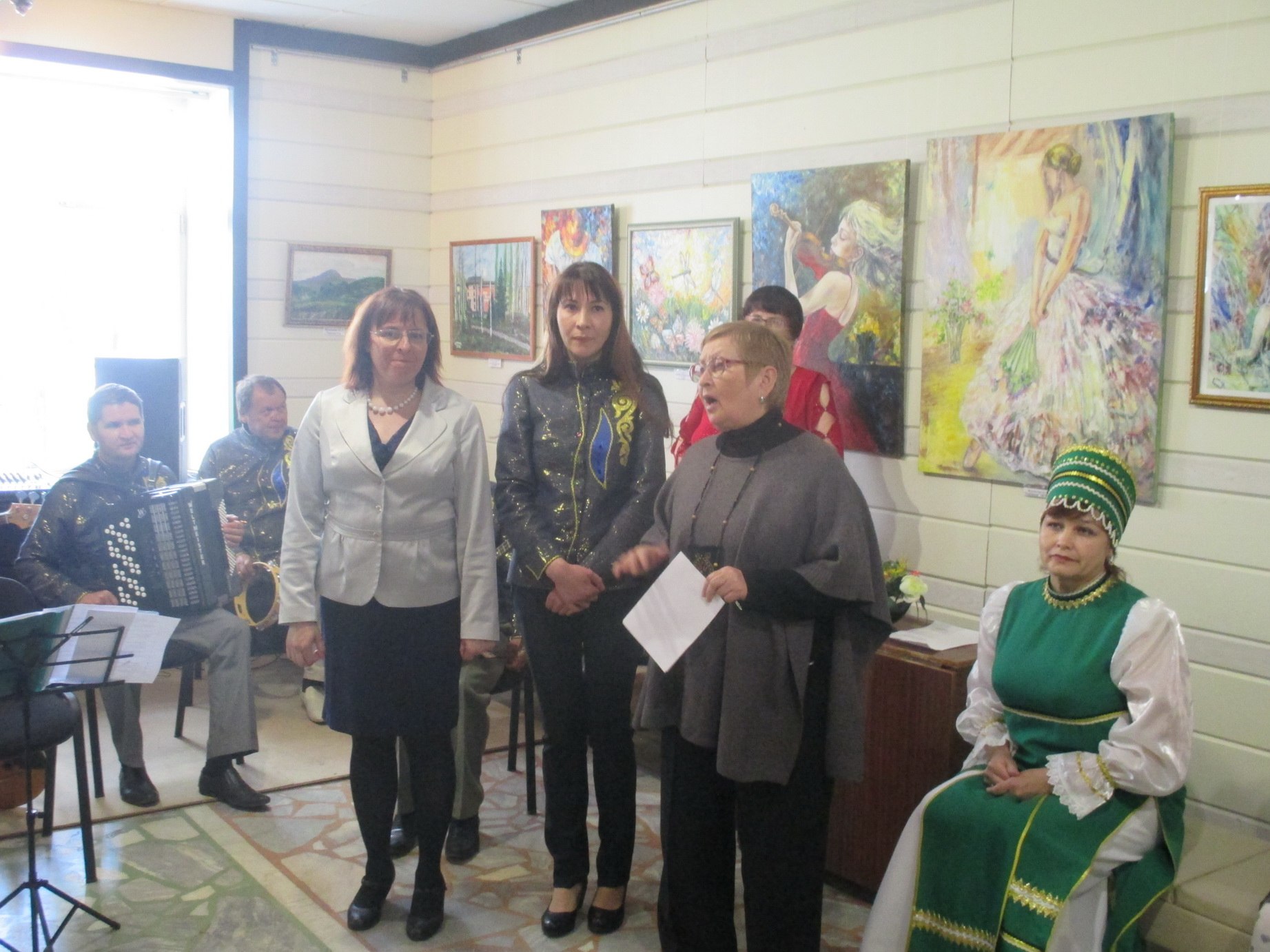 Открытие художественной выставки «Две сестры»: Юлия Куклина и Алина Михайлова представили свои работы