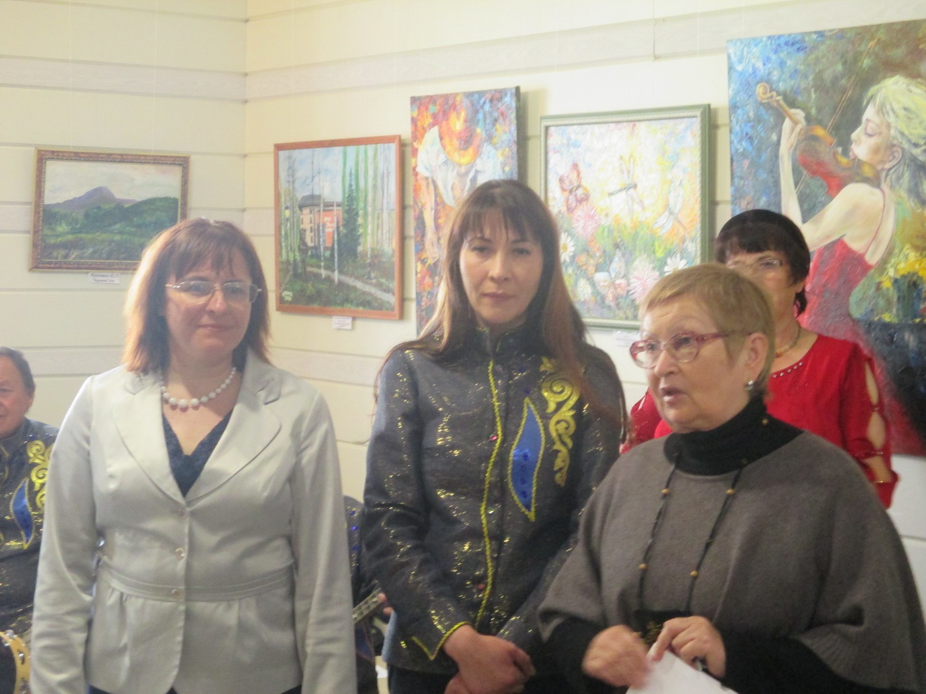 Открытие художественной выставки «Две сестры»: Юлия Куклина и Алина Михайлова представили свои работы