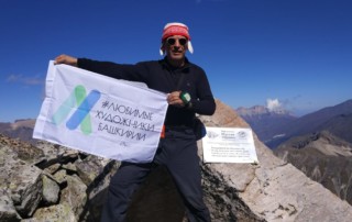 Флаг проекта «Любимые художники Башкирии» побывал на горных вершинах в Кабардино-Балкарии!