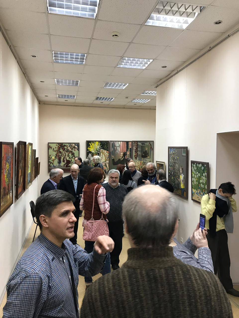 На открытии персональной выставки художника Георгия Прокшина