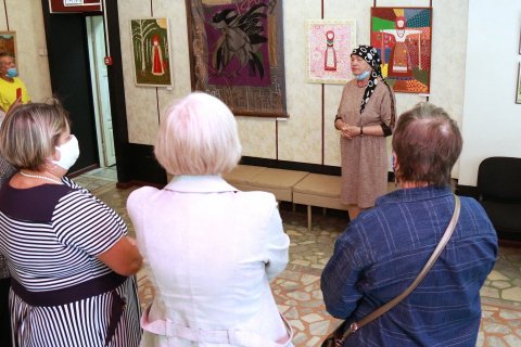«О вечных ценностях» в галерее «Урал»: открытие выставки к Единому дню фольклора в России
