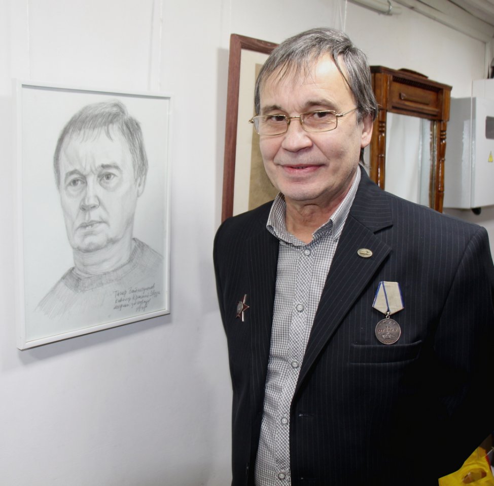 Тагир Рашитович Зайнетдинов у своего портрета