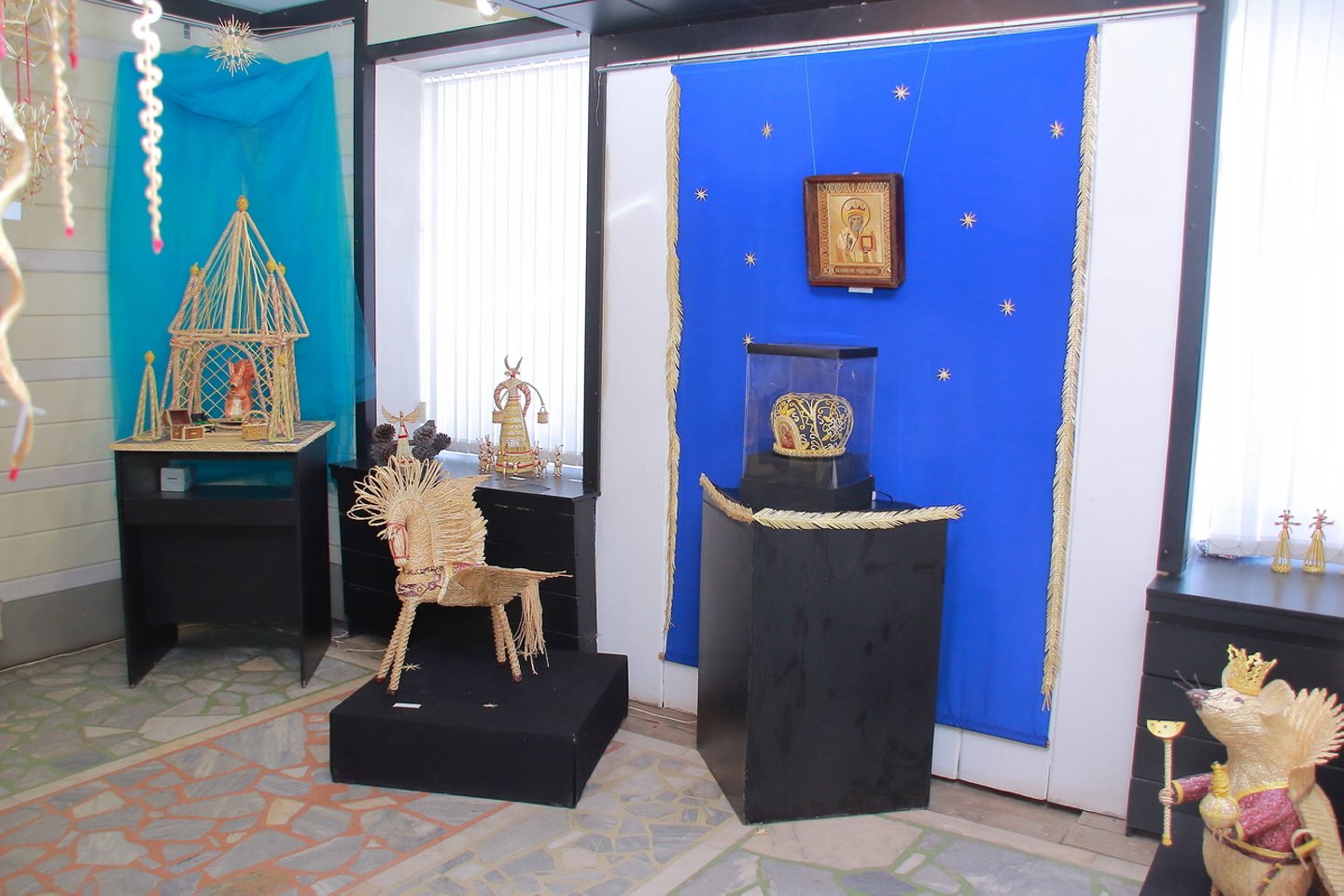 «Святость рождества и волшебство Сказки»: в галерее «Урал» открылась выставка работ семьи Обуховых