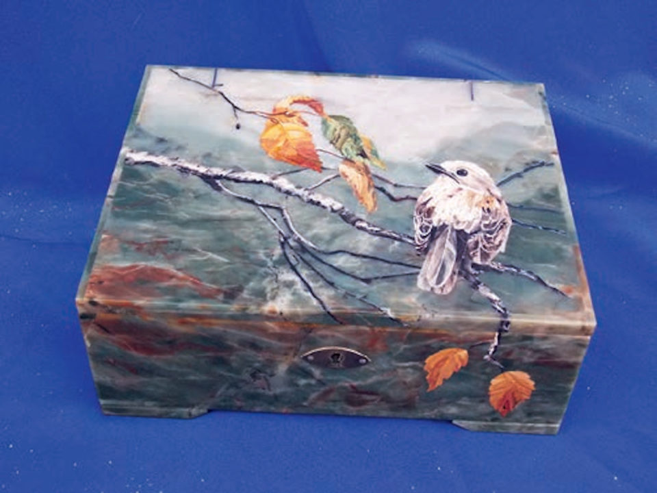 «Птичка на ветке», Надежда Бесклеткина, 2017, шкатулка с крышкой в технике флорентийской мозаики (яшма)