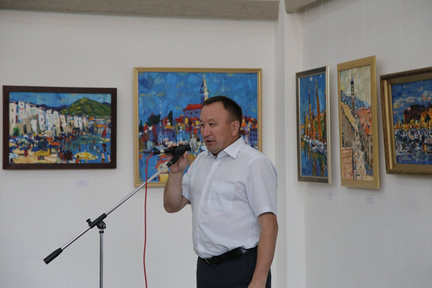 «Цвет странствий»: передвижная персональная выставка художника Александра Заярнюка в Бирске