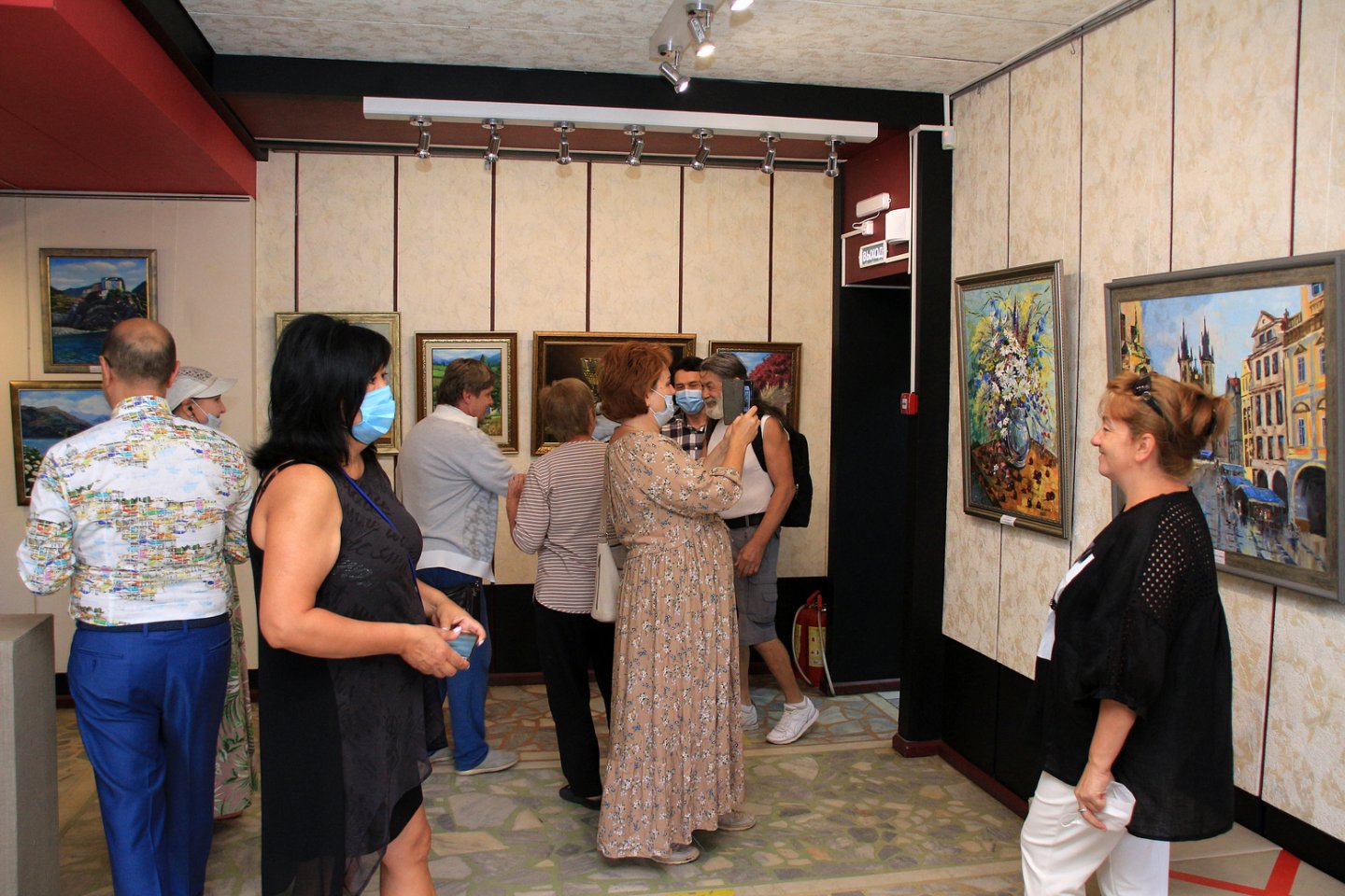 Открытие выставки художественных работ Арины Ахмадеевой и Натальи Мешковой в галерее «Урал»