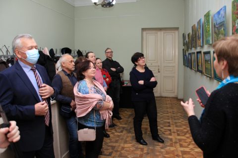 «И ветрено, и ясно»: персональная выставка художника и тележурналиста Татьяны Красновой