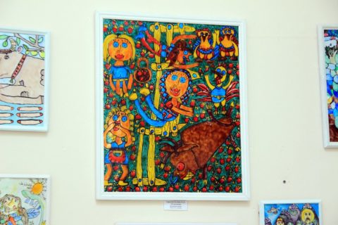 «Краски жизни»: выставка творчества детей подросткового клуба «Юность»