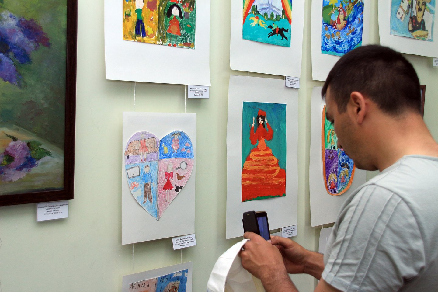 «Мир в котором я живу»: выставка детского рисунка воспитанников детского сада №276 группы «Гномик» и работ художника и воспитателя Ульяны Калединой