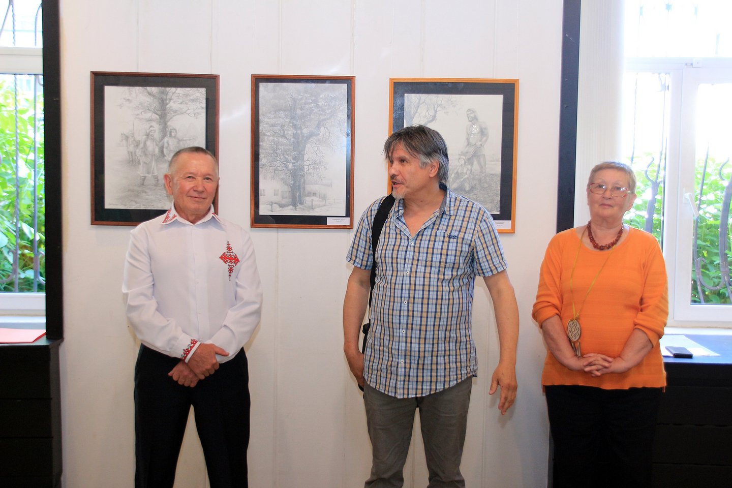 Персональная выставка архитектора и скульптора по дереву, графика и живописца Ефрема Калимьянова в галерее «Урал»
