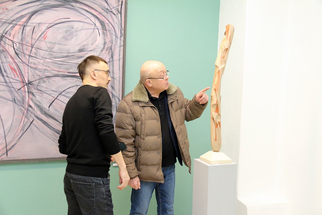 «Деревянная скульптура»: республиканская выставка деревянной скульптуры, живописи Мидата Мухаметова и графики Алсу Диваевой