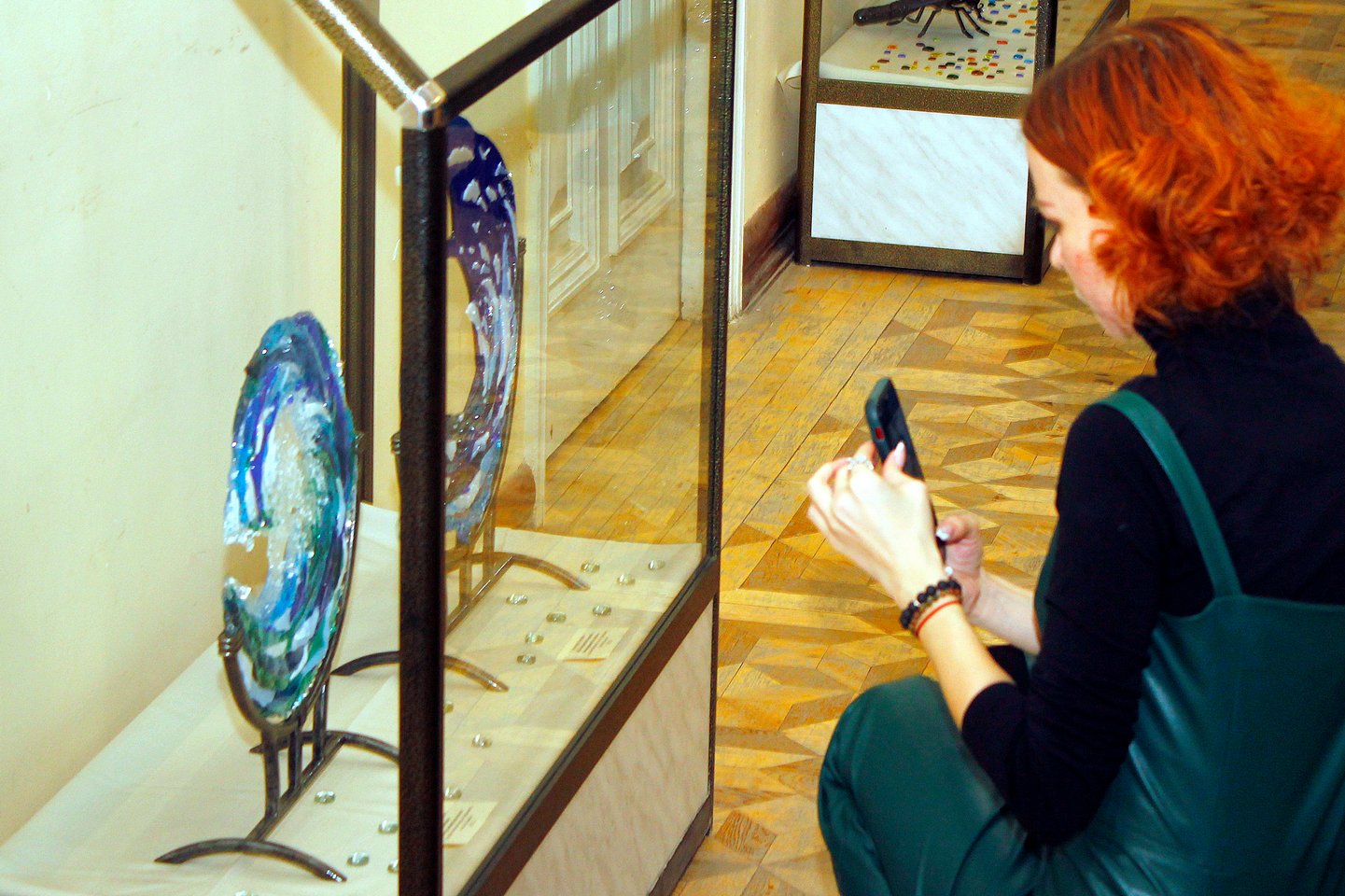 «Мгновения, застывшие в стекле»: персональная выставка уфимского художника Элеоноры Сауниной
