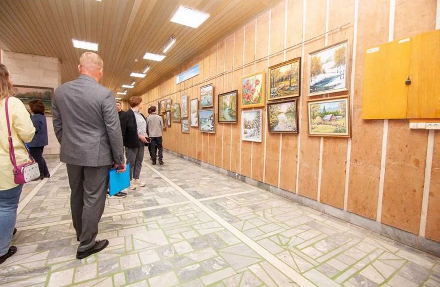 Выставка художников Владимира Хутько Роберта Вакилова на открытии новой художественной галереи в Доме Профсоюзов