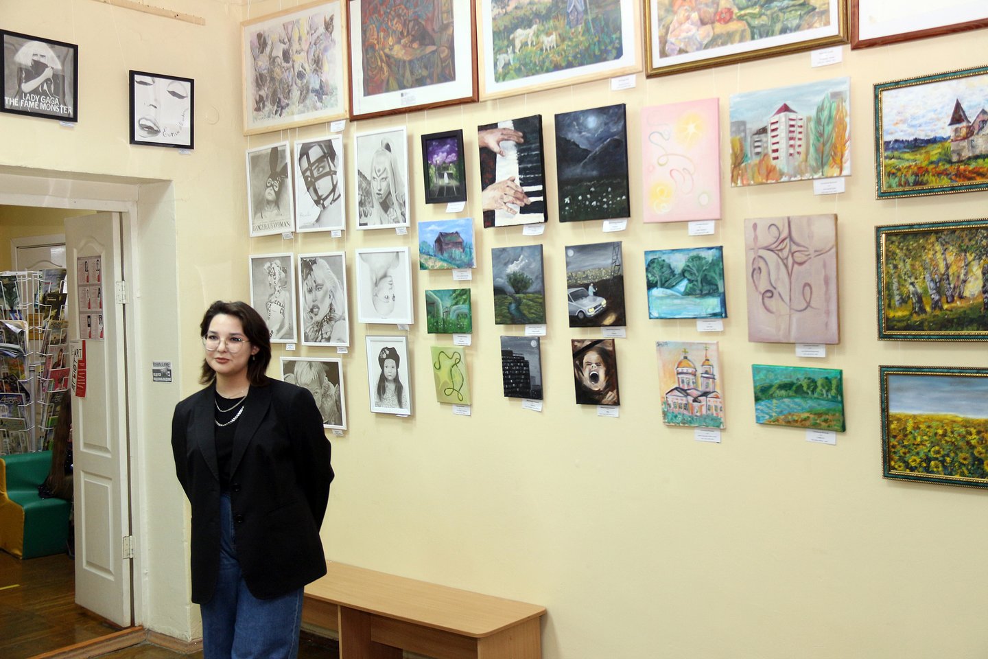 «Арт-Дебют»: выставка молодых художников в Детской городской библиотеке №17