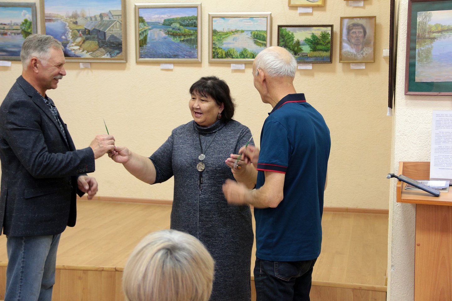 «Мой край задумчивый и нежный»: открытие выставки Рависа Алетдинова и Валерия Гагина в Центральной городской библиотеке