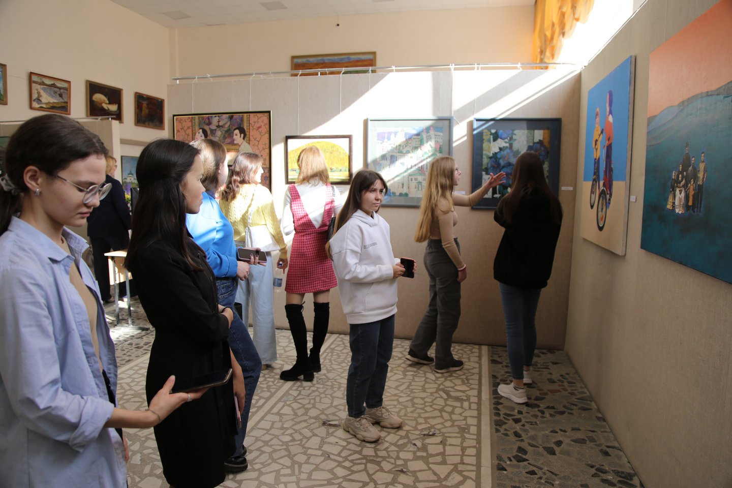 «Родные мелодии»: персональная выставка художника Ильдара Гильманова в картинной галерее Бирского филиала УУНиТ