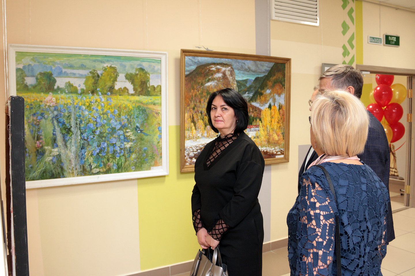 Открытие персональной выставки народного художника Виктора Суздальцева в Уфимском лицее №1