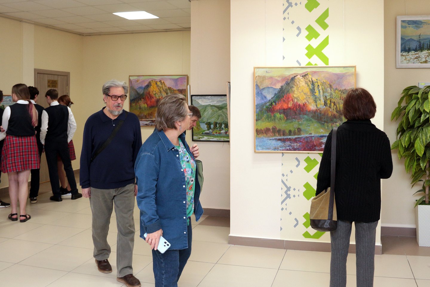 Открытие персональной выставки народного художника Виктора Суздальцева в Уфимском лицее №1